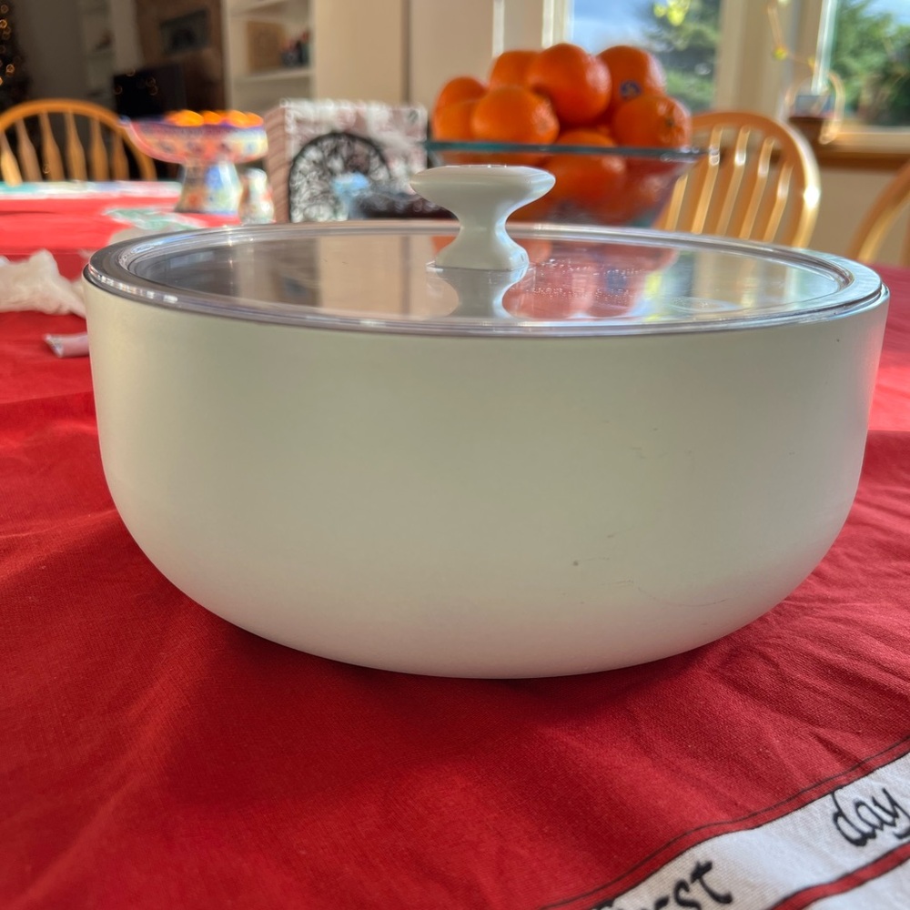 Pampered Chef insulated food serving bowl with Lid 2.5 quart